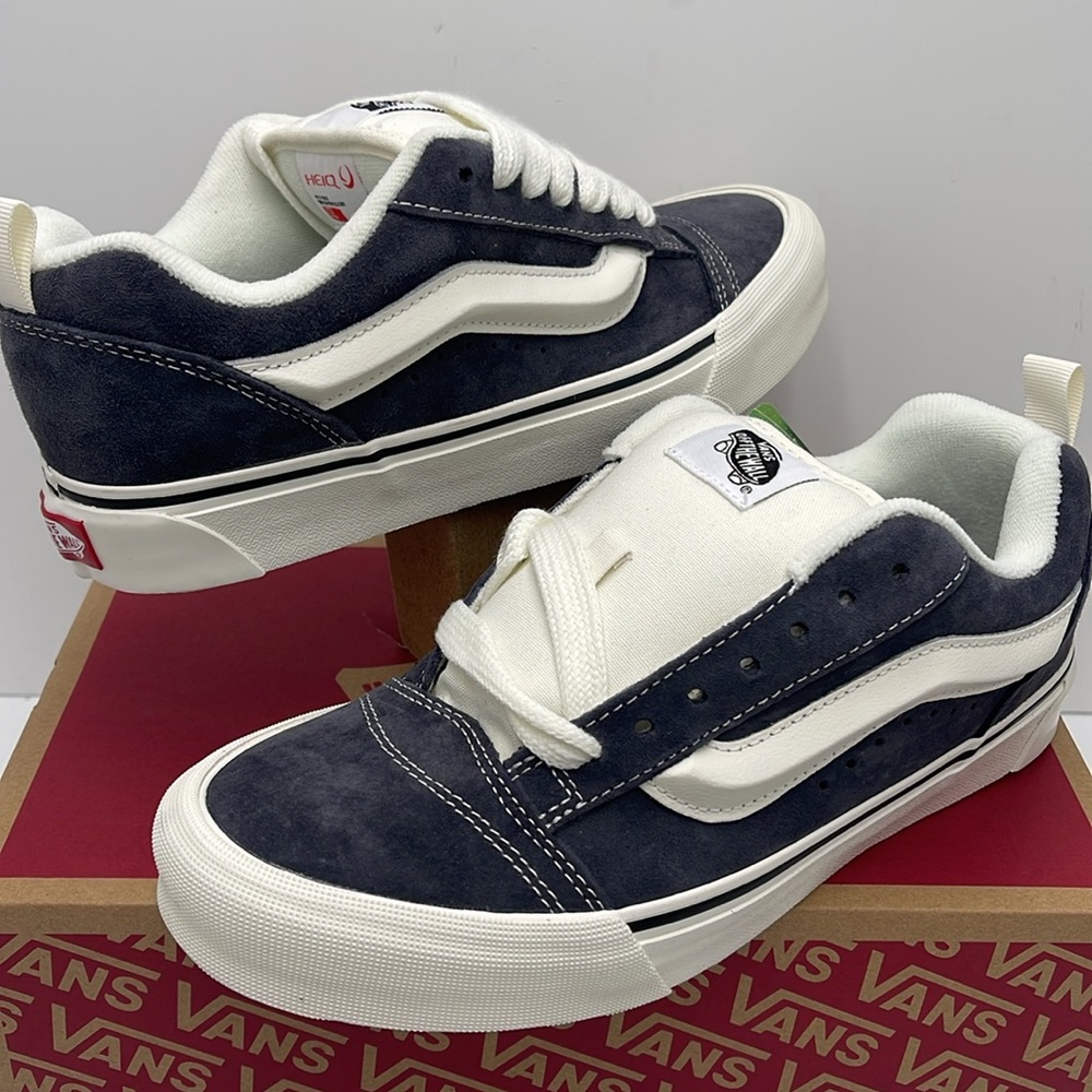 Vans WMNS Gray and White Sneakers Knu Skool
Pig Suede Gray
VN000CS0BGF - Picture 11 of 16